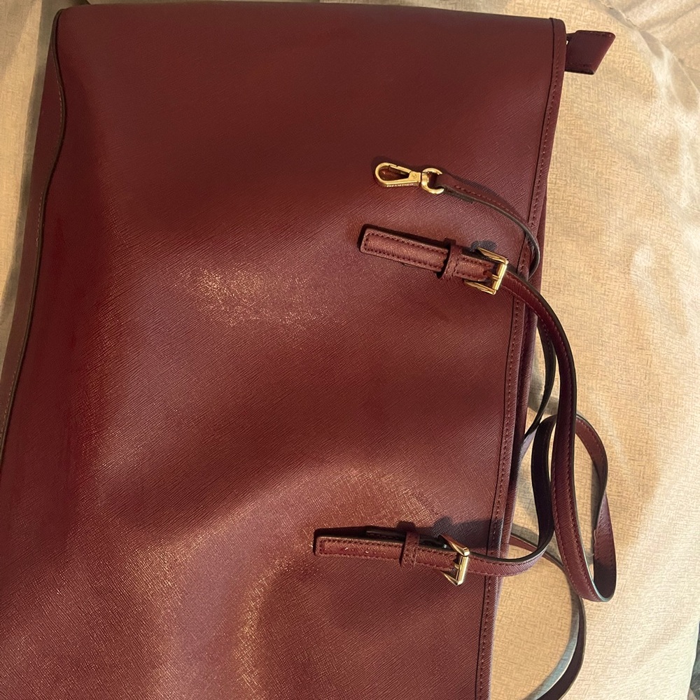 Michael Kors Tote. Holds laptop, like new. Dust bag included
